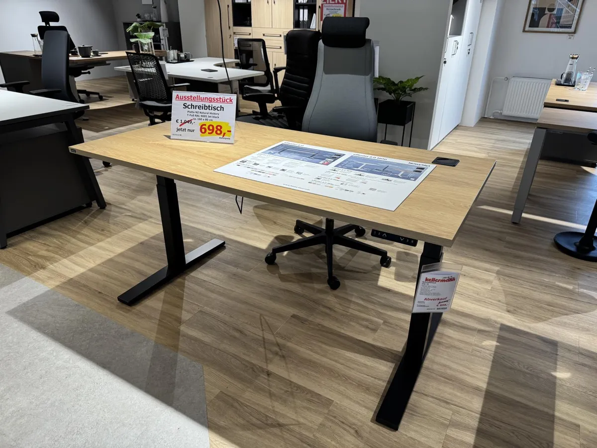 Elektrisch höhenverstellbarer Schreibtisch